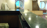 Granit Verde guetemala bar tezgahı kaplaması. granitin mermer dokulu ürün gruplarından olan Verde Guetemal Granit Uygulaması.