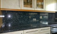 Granit Blue Pearl GT. Mutfak Tezgahı ve Tezgah Arkası Panel Uygulaması. Granit doğadaki en sert madenlerden biridir, mutfak ve banyolar için ideal yüzey kaplama ürünlerindendir.