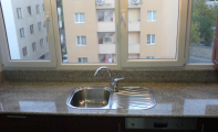 Doğal white (beyaz) granit mutfak tezgahı uygulaması. Granit mermer-corian-mermerit-laminant gibi ürünlere kıyasla çok daha sert ve dayanıklı bir üründür. Yüzey kaplama malzemelerinden sadece Çimstone granitden daha sert bir yapıya sahiptir.