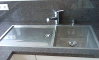 Granit Mutfak Tezgahı Ankastre Evye Uygulama Detayı. Granitler genellikle 2cm ve 3 cm kalınlıklarda biçilmiş olup kullanıcının tercihine göre 2+2= 4cm kalınlık görünümü verilebilmektedir.Kalınlık görünüm detayı kullanıcı isteğine göre 6 -8 -10  cm kalınlık görünüm olarak uygulanabilmektedir.